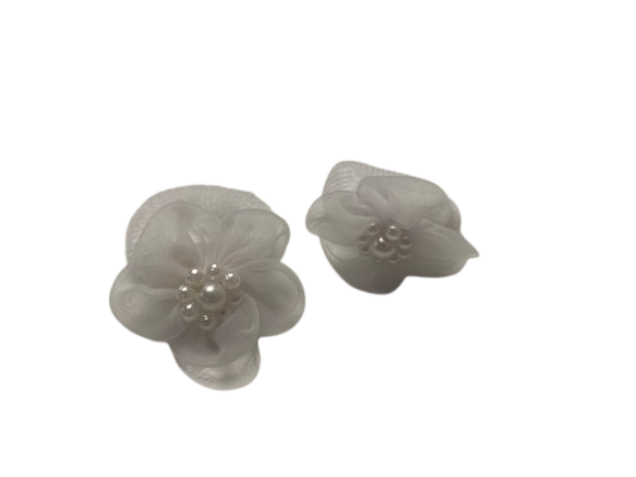 DANA 2 WITTE REKKERTJES MET ZIJDEN BLOEM EN WITTE PERLEFIEN